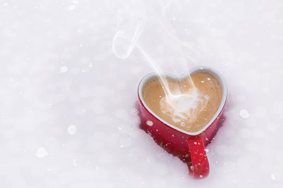 عکس عاشقانه فنجون قهوه داغ در زمستان برفی